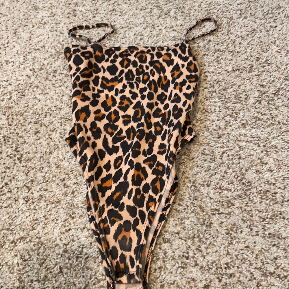Boohoo bodysuit size 4 (fits like a small)